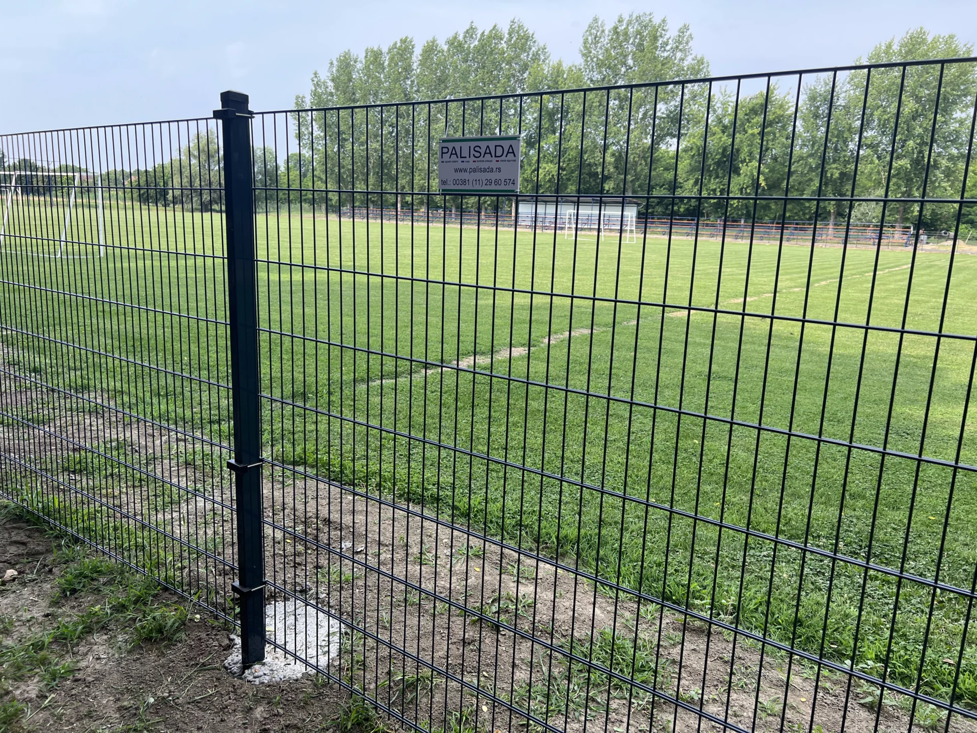 2D panelna ograda sa stubovima i obujmicama