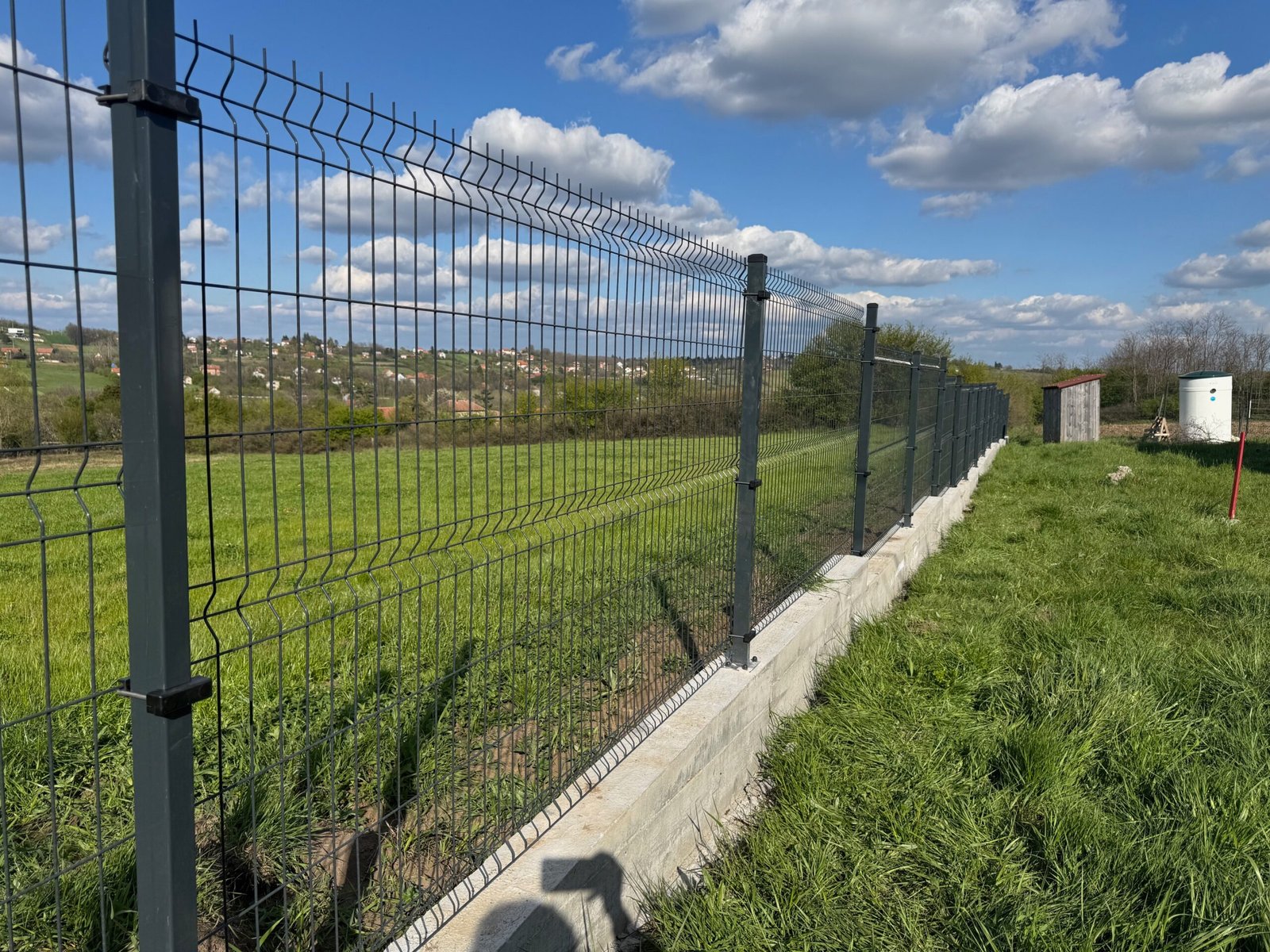 montaža 3D panelne ograde na stubove