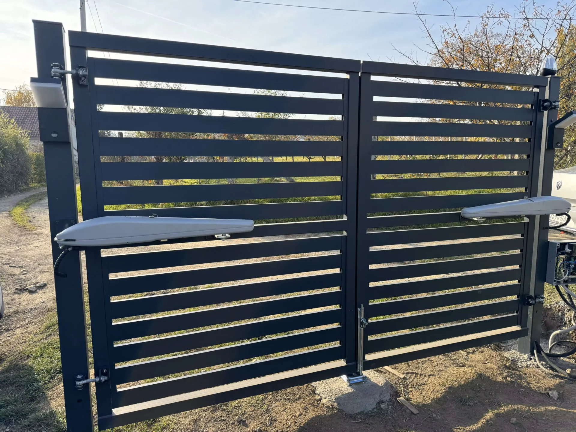 ALUMINIJUMSKA DVOKRILNA KAPIJA I OGRADA